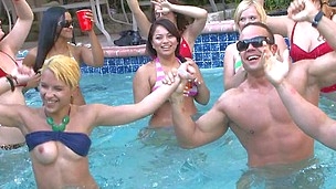 orso bikini donna vestita uomo nudo ballare ragazze