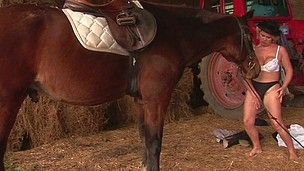 Kinky mama playing with herself in a barn